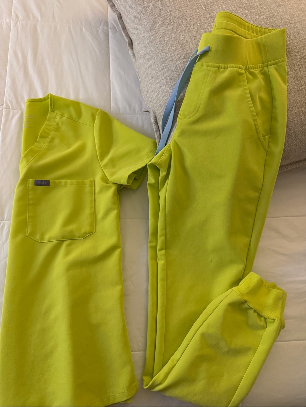 FIGS women’s scrub set